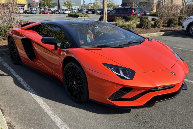 [Lamborghini Aventador S Roaster] The picture doesn’t do justice to how beautiful this color looks in person.