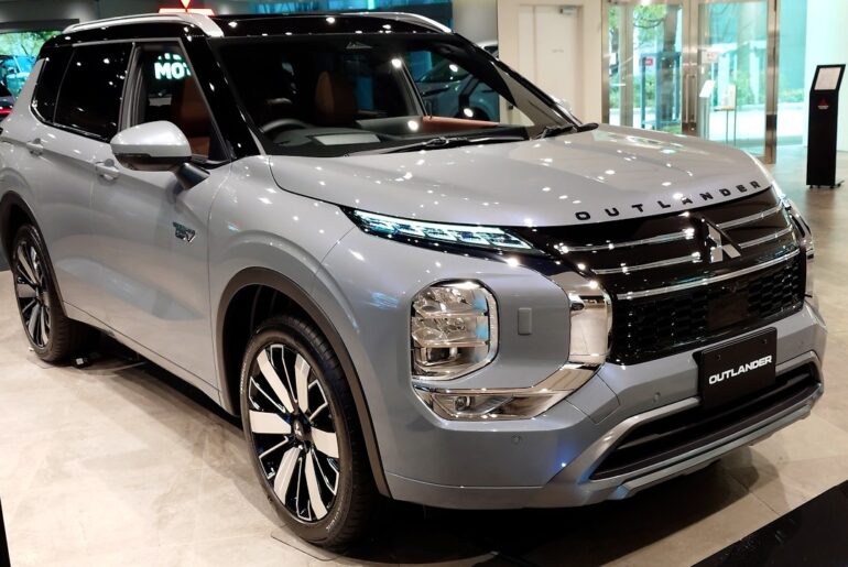 2026 Mitsubishi Outlander PHEV Plug-in Hybrid / In Depth Walkaround Exterior & Interior