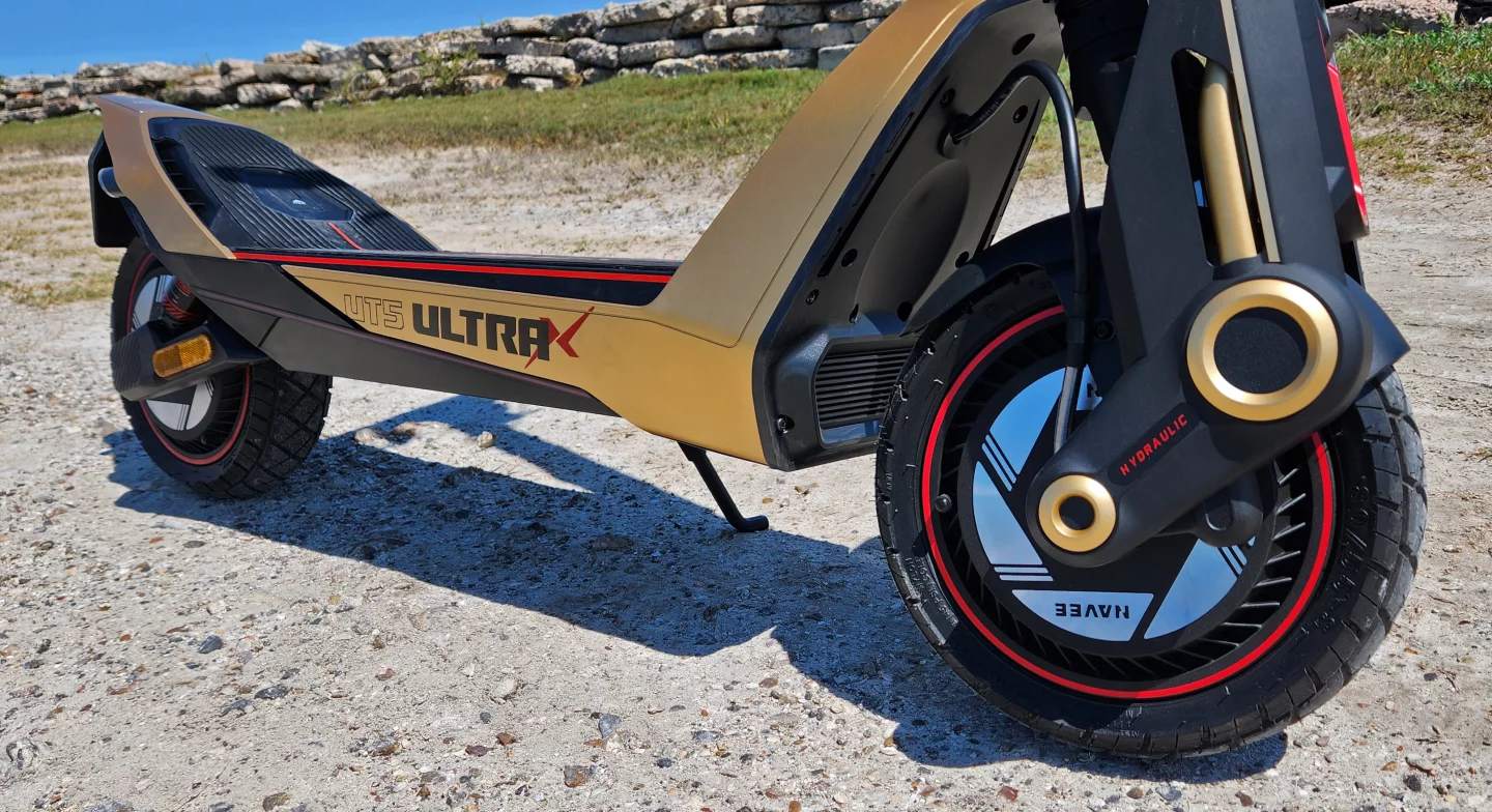 While captioning this photo, I noticed that single wire for the first time. I guess the whole thing is just so clean, I never noticed any wires or cables outside of the brake lines. Neat!
