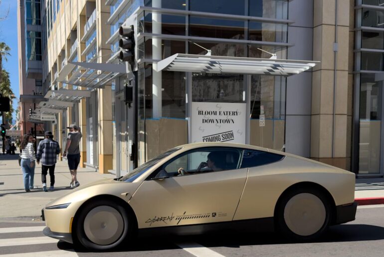 A Wall Street analyst rode in a Tesla robotaxi. He revealed 1 problem Elon Musk must overcome.