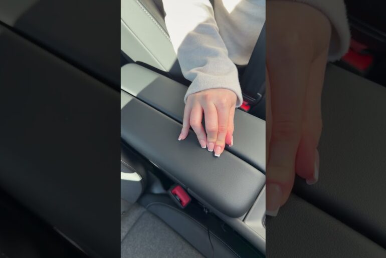 New ID.3 Neo? Open the door! Experience the high-quality materials.