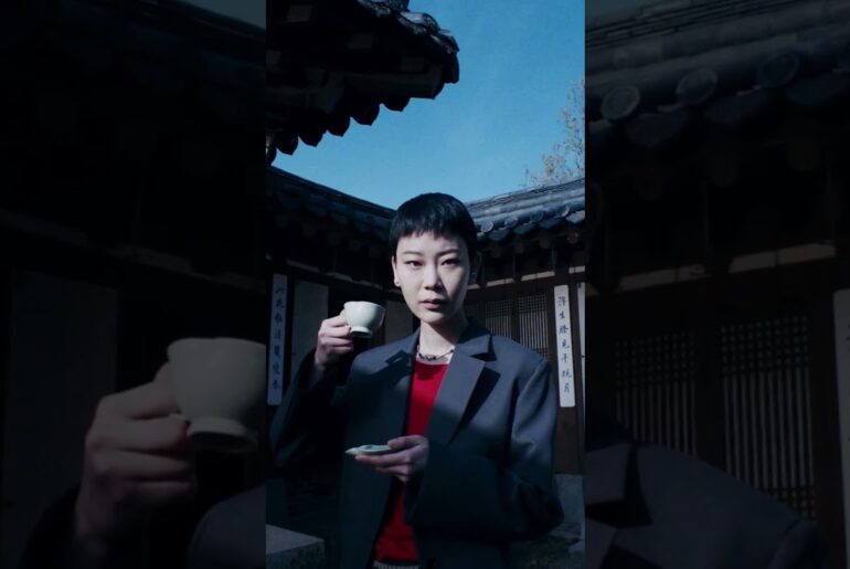 Somi uncovers the all-new electric Mercedes-Benz C-Class in Seoul!