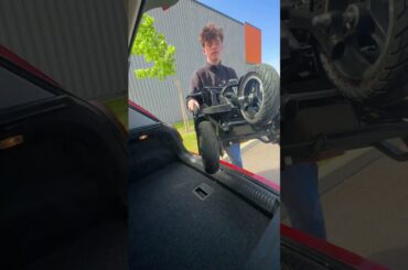 THE EASE OF FITTING THE ES10 INTO THE TRUNK #asmr  #pmr  #electricvehicle