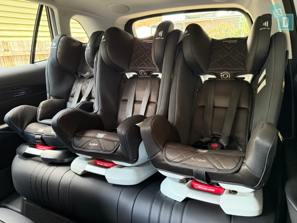 2026 Geely Starray EM-i Inspire with three child seats installed in the second row