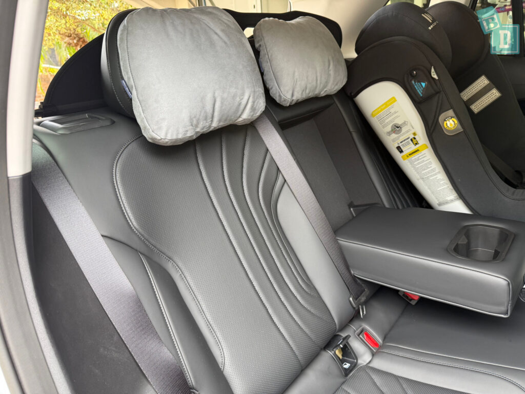 2026 Geely Starray EM-i Inspire space between two child seats installed in the second row