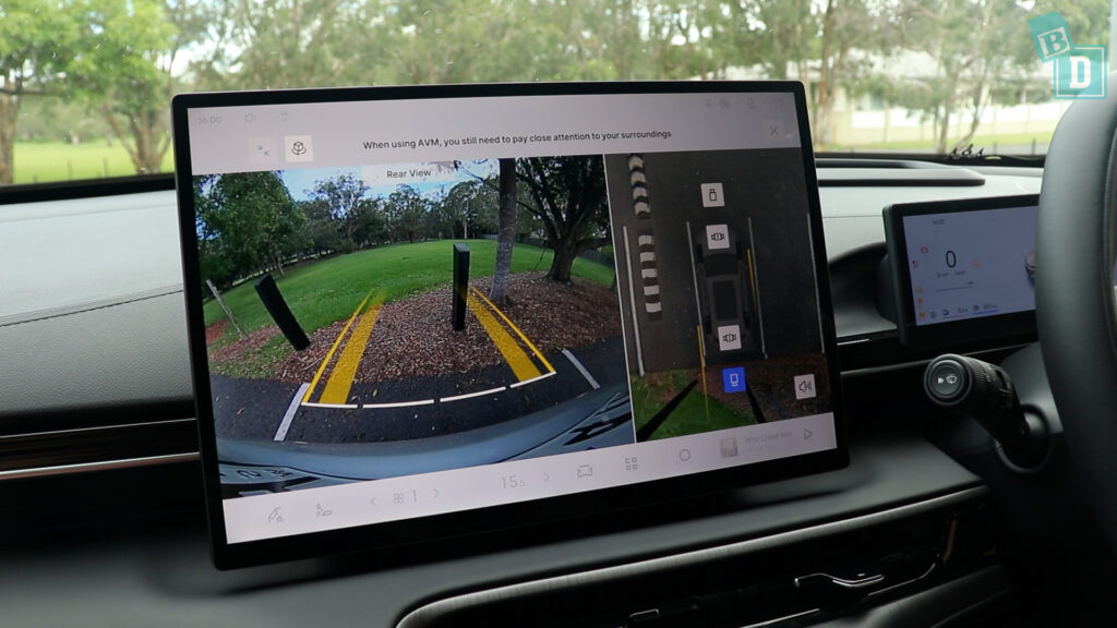 2026 Geely Starray EM-i Inspire junction camera display on media screen