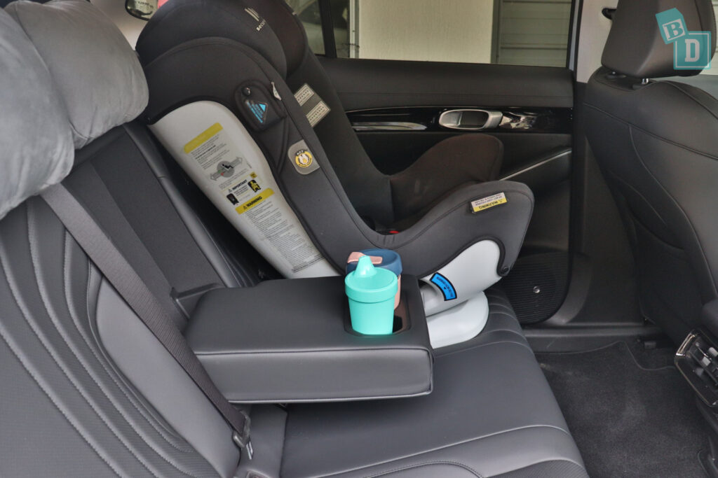 2026 Geely Starray EM-i Inspire rear fold-down armrest with cup holders