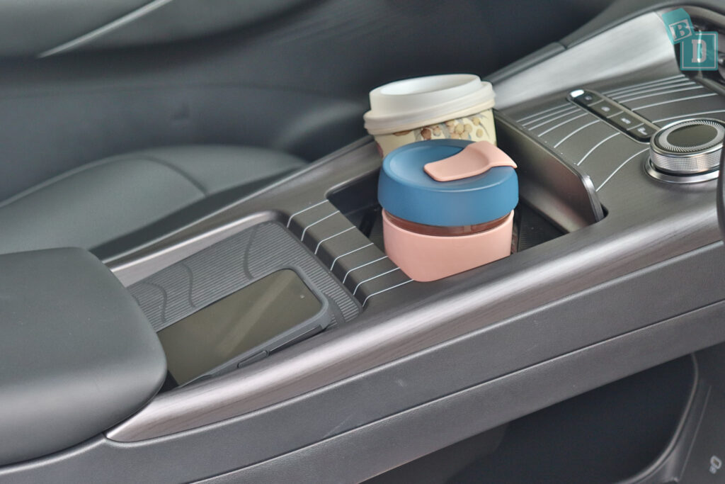 2026 Geely Starray EM-i Inspire front cup holders in central console