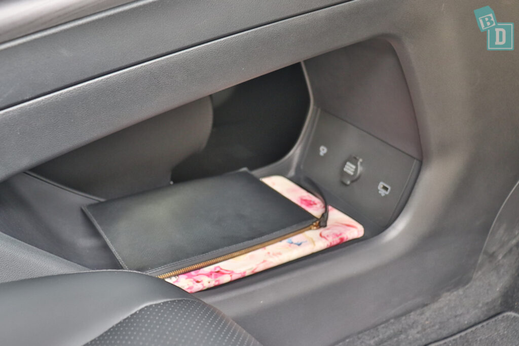 2026 Geely Starray EM-i Inspire central console bridge storage with USB and 12-volt socket