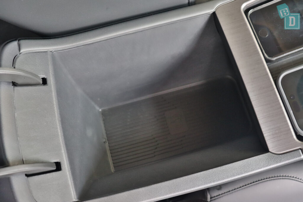 2026 Geely Starray EM-i Inspire wireless phone charging and central console storage