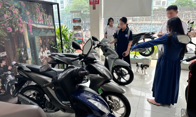 Hoai (in blue) and her daughter shop for a motorbike. Photo by VnExpress/Minh Quan