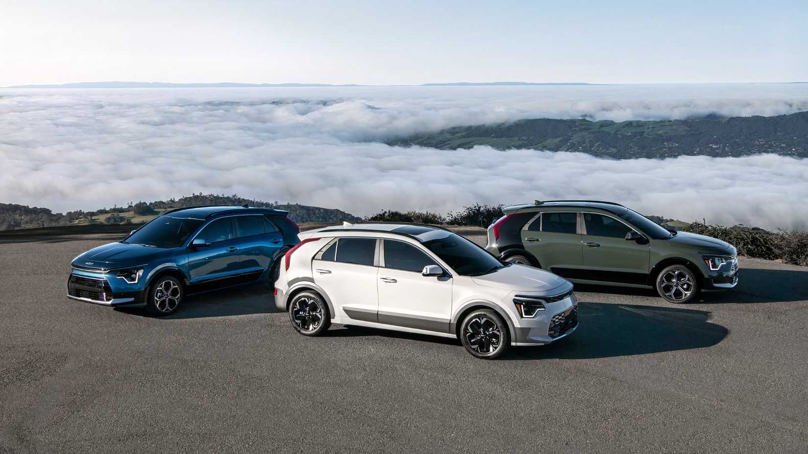 2026 Kia Niro Hybrid Group Shot parked in front of overlook