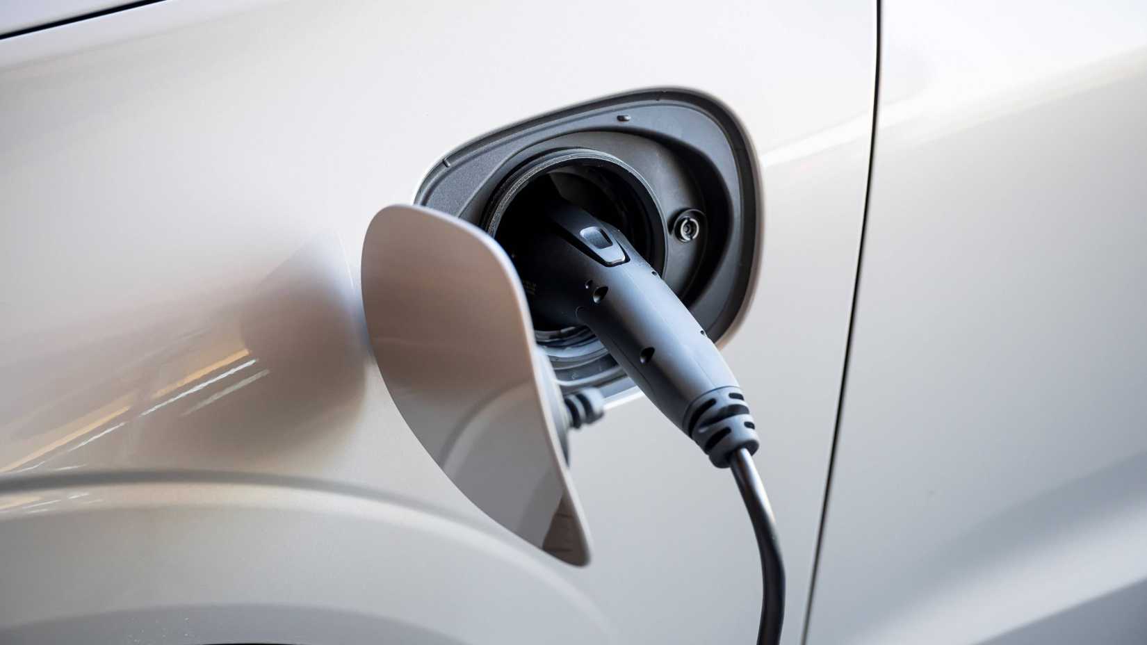 2026 Volvo XC60 Plug-in Hybrid charger