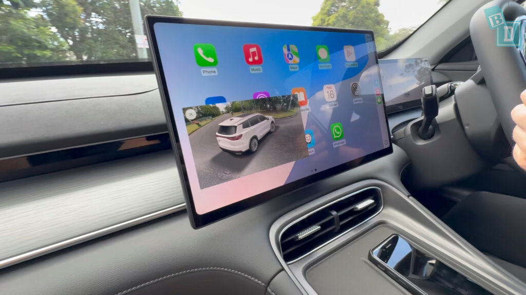 Chery Tiggo 8 Plug-in Hybrid junction camera view on media screen