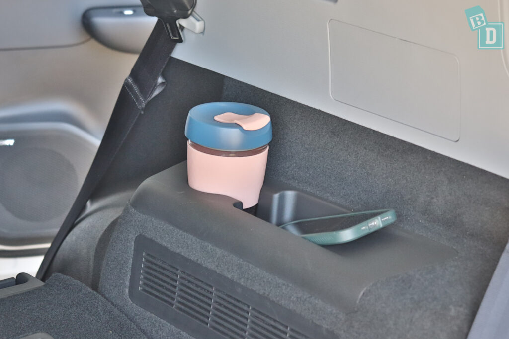 Chery Tiggo 8 Plug-in Hybrid third row cup holders and phone holder