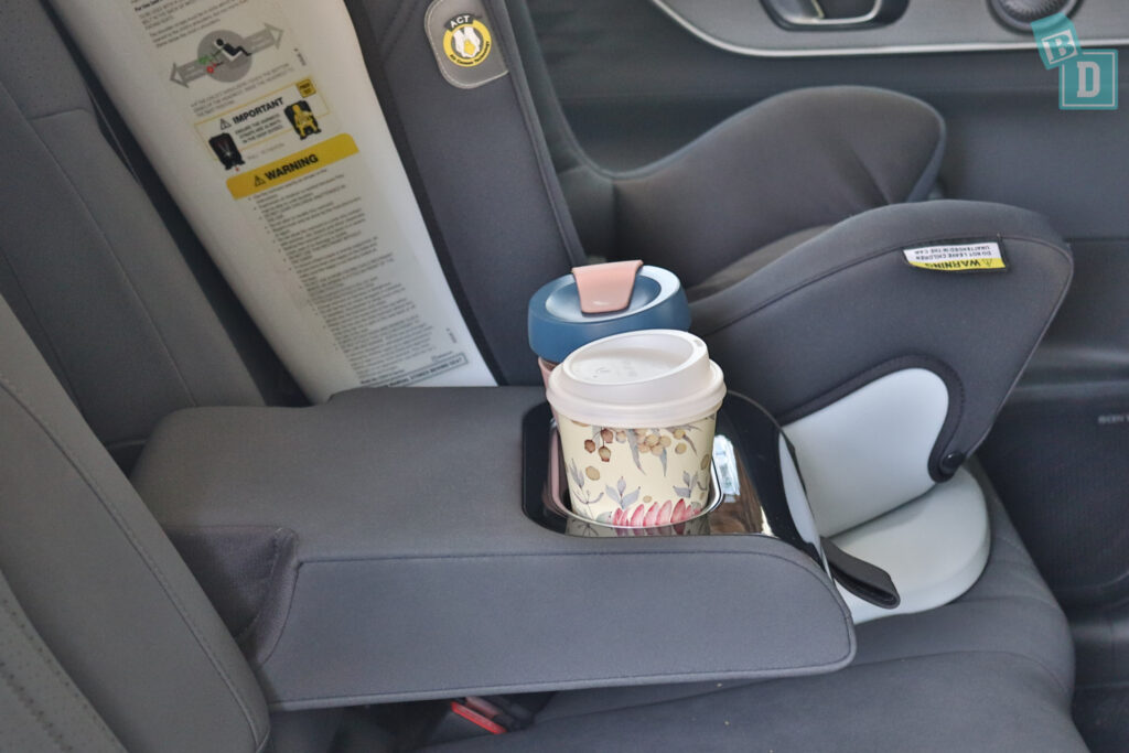 2025 Chery Tiggo 8 Plug-in Hybrid rear fold-down armrest with cup holders