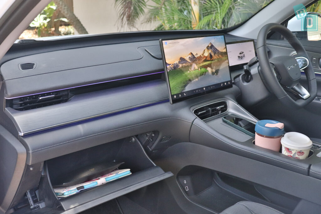 2025 Chery Tiggo 8 Plug-in Hybrid glove box storage