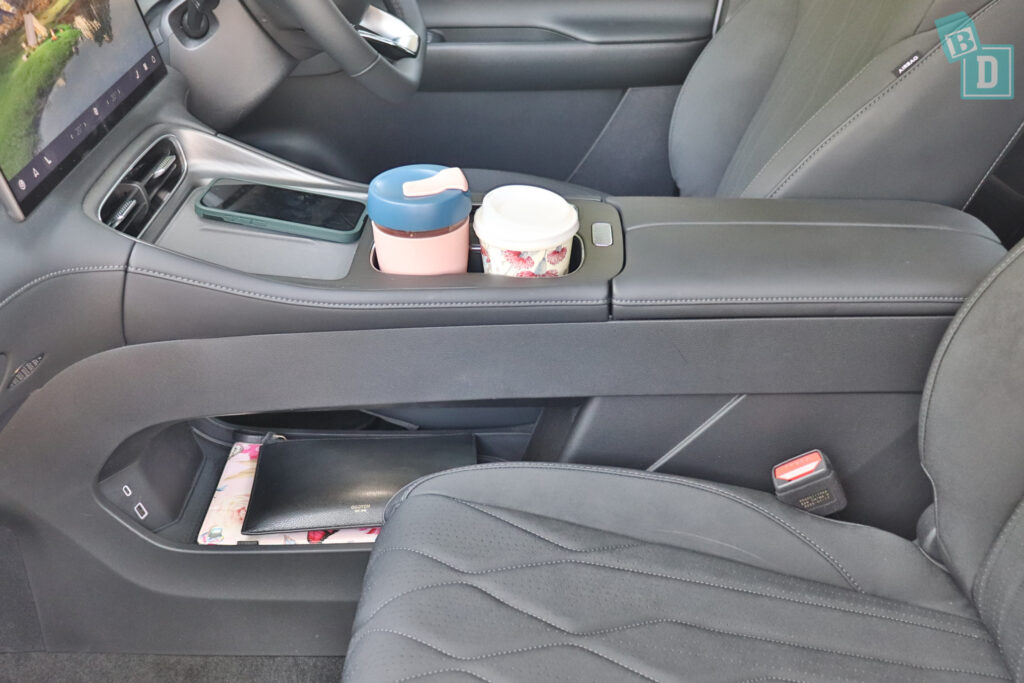 2025 Chery Tiggo 8 Plug-in Hybrid front cup holders and wireless phone charger