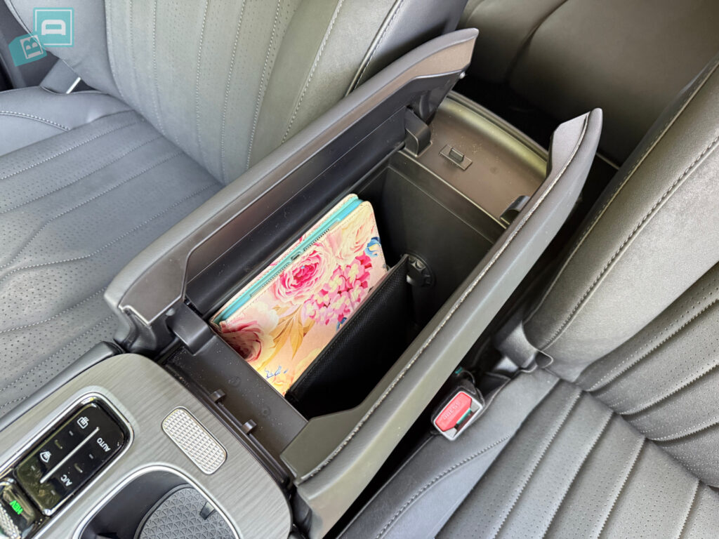 Chery Tiggo 8 Plug-in Hybrid centre console storage box with cooling vent