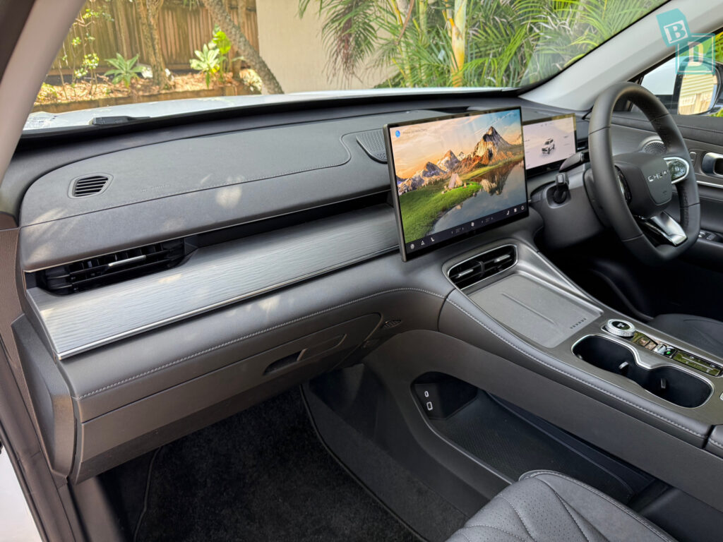 2025 Chery Tiggo 8 Plug-in Hybrid front interior and central console