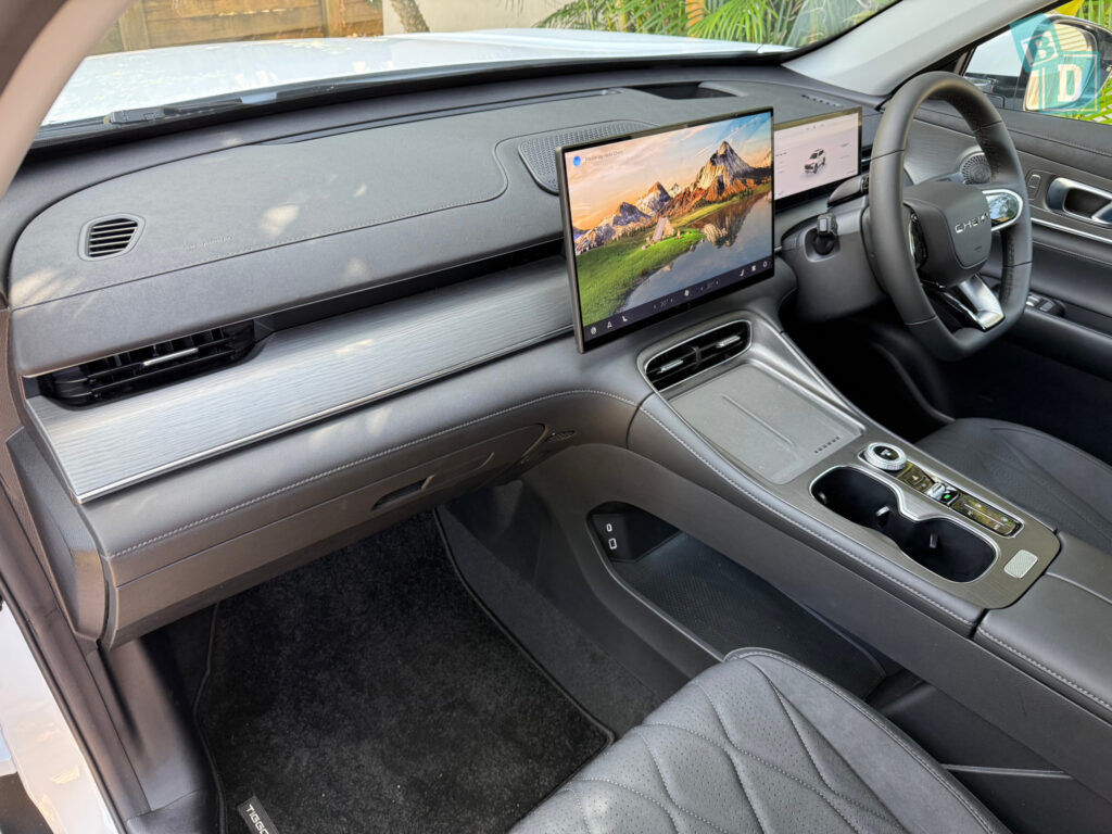 Chery Tiggo 8 Plug-in Hybrid under-console storage space with charging sockets