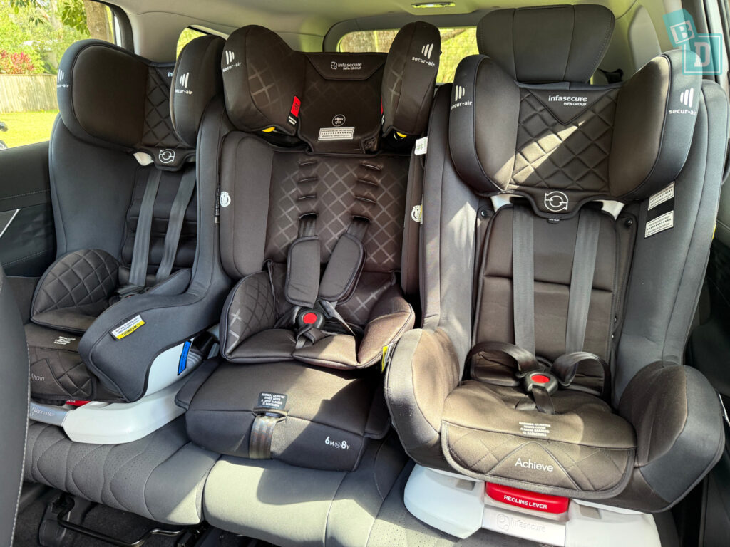 2025 Chery Tiggo 8 Plug-in Hybrid with three child seats installed in the second row