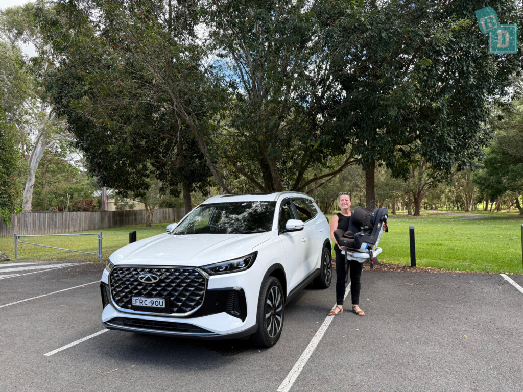 2025 Chery Tiggo 8 Plug-in Hybrid driving on road