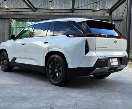 2027 Toyota Highlander exterior rear-three-quarter