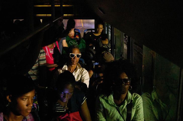  People cross the Bay Tunnel in a public bus in Havana, Wednesday, April 8. AP-Yonhap