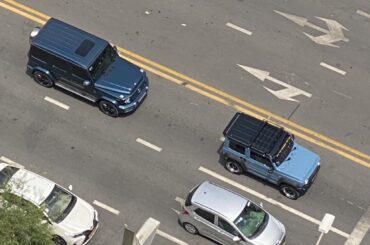 Small blue box [Suzuki Jimny], followed by big blue box [Mercedes Benz G wagon].