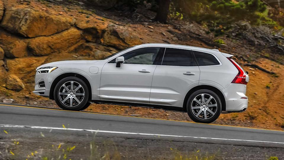 Dynamic side profile shot of a gray 2017 Volvo XC60 T8 Inscription.