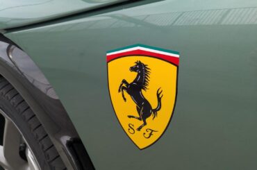 Modern V12 meets 1962 Heritage. The hand-painted 'Aerografato' shields on this Purosangue are just incredible. [4000x3000]