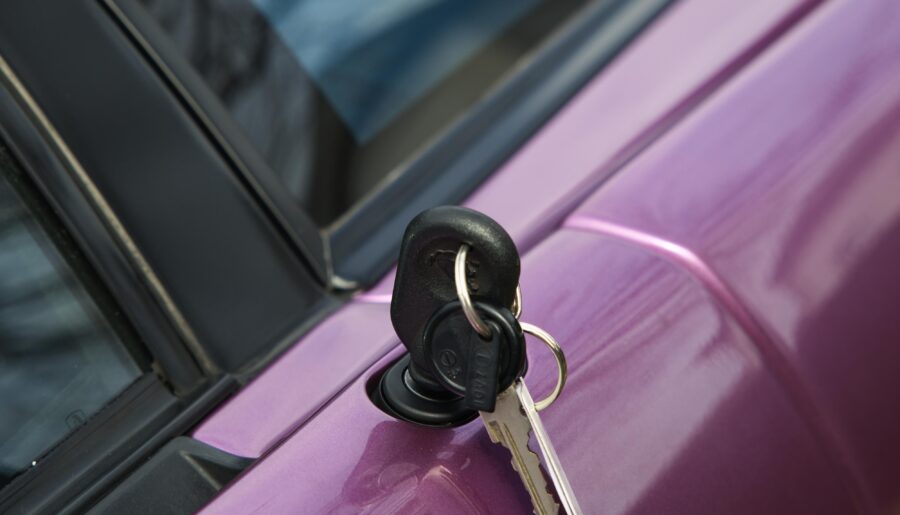 The key of a Lamborghini Diablo SE30 Jota [4000×6000]