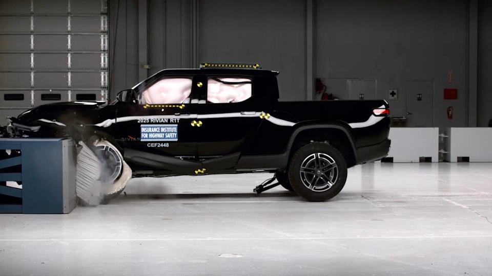 Rivian R1T crash testIIHS&sol;YouTube