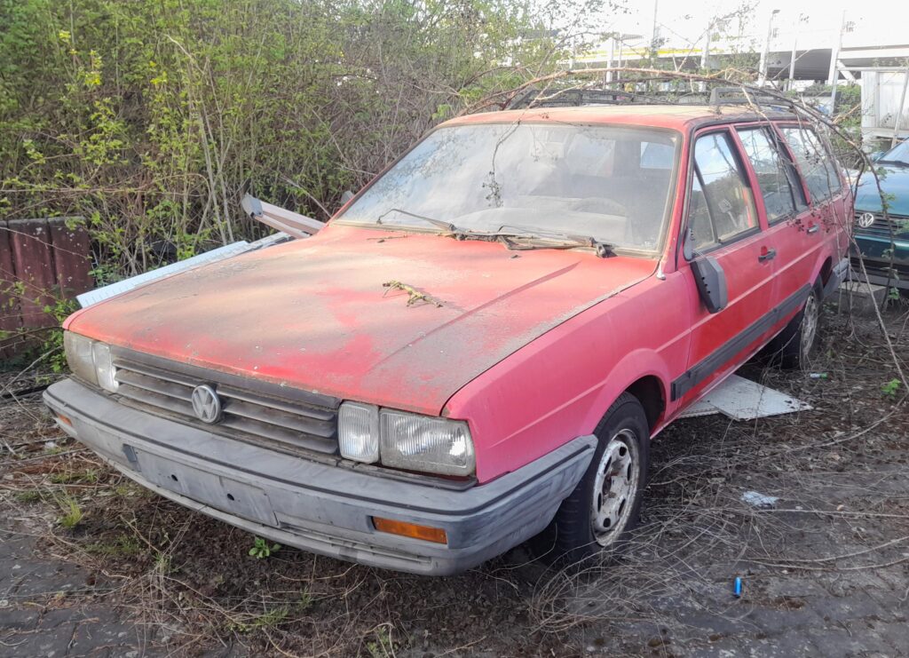 Volkswagen Passat Variant B2 (1980 - 1988), discovered on the side of the road and left to decay