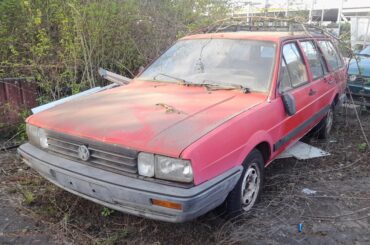 Volkswagen Passat Variant B2 (1980 - 1988), discovered on the side of the road and left to decay