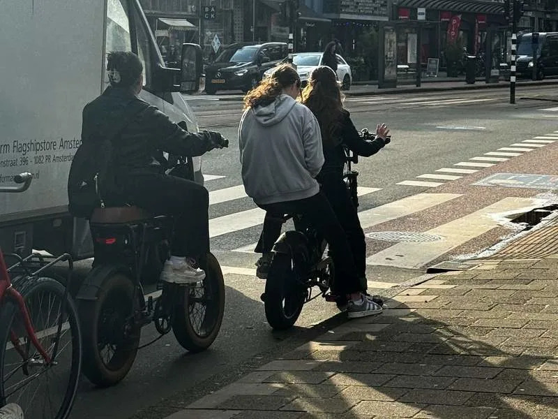 Fat bikes are particularly popular with older children and teenagers. They often race in pairs, mobile phones in hand, along cycle paths and through parks - and without helmets. Annette Birschel/dpa