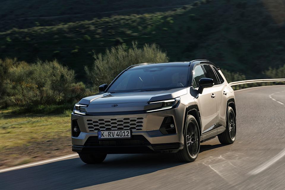 2026 RAV4 PHEV  Avantgarde Bronze dynamic 001