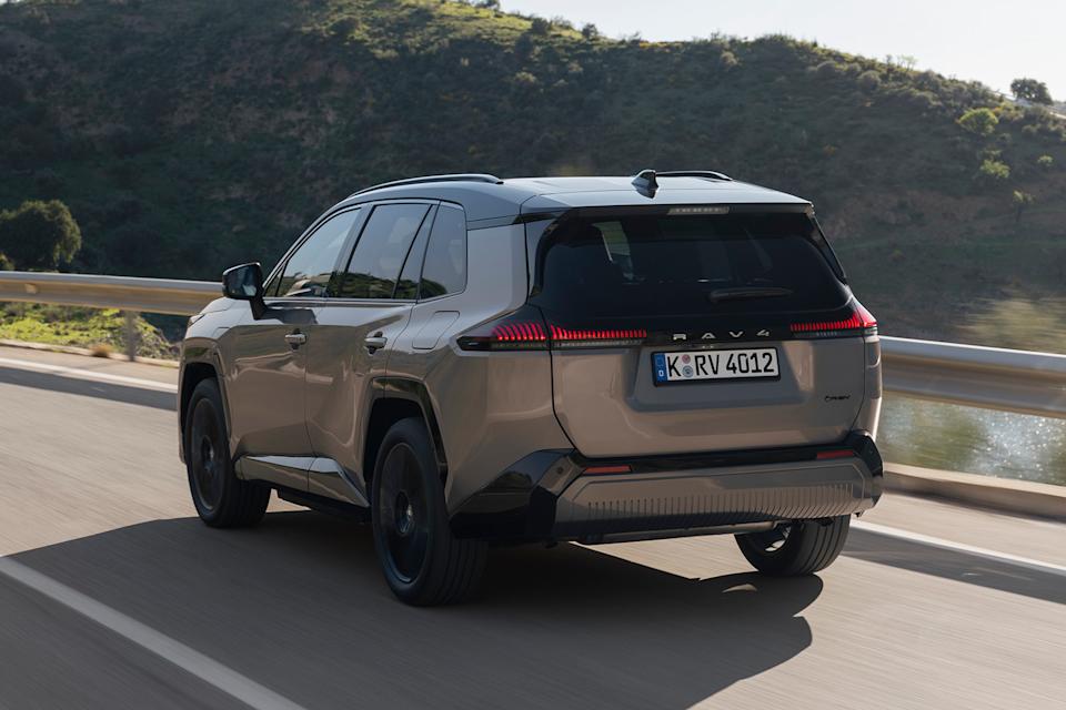 2026 RAV4 PHEV  Avantgarde Bronze dynamic 015