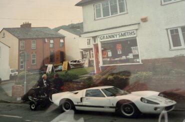 GT40 towing a motorbike trailer