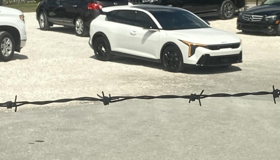 I have never seen a Kia hatchback like that [2268×4032]