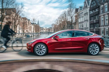 Tesla prices FSD Europe at €99/month but it's not the version that Americans get