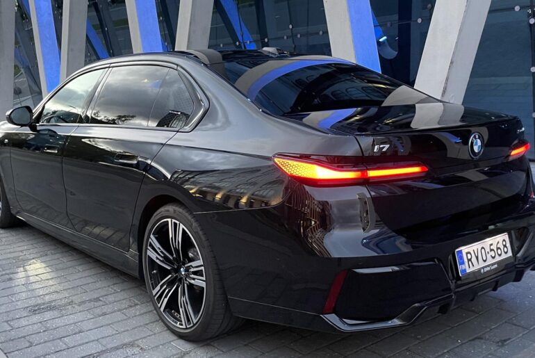 BMW i7 has epic reclining rear seat/bed and wide "cinema" screen