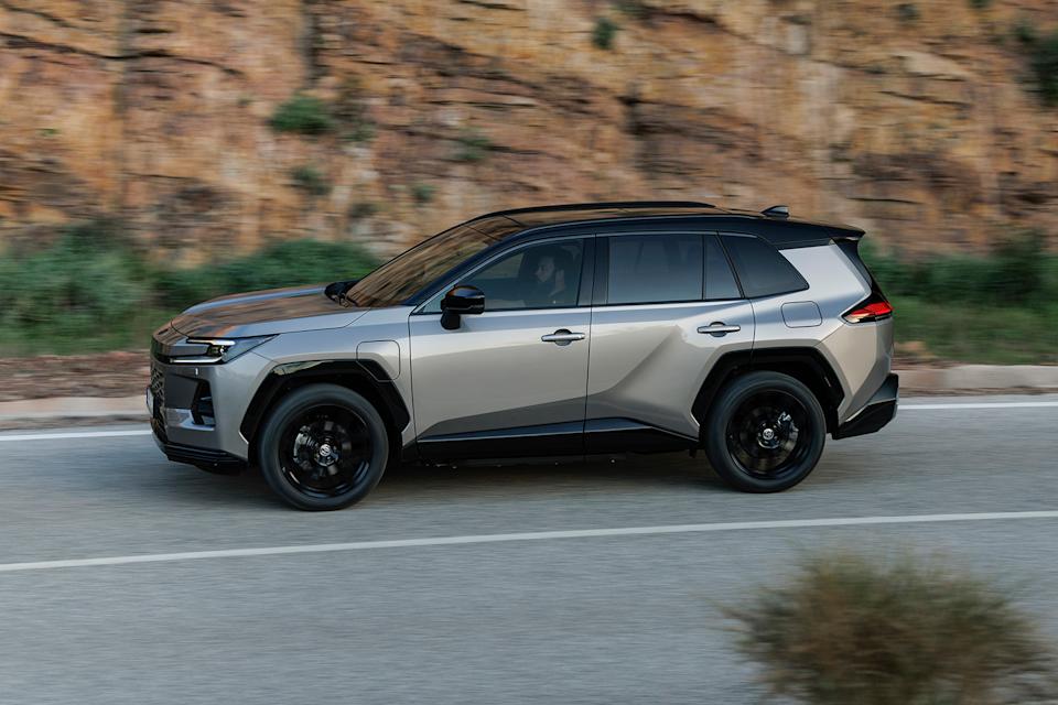 2026 RAV4 PHEV  Avantgarde Bronze dynamic 006