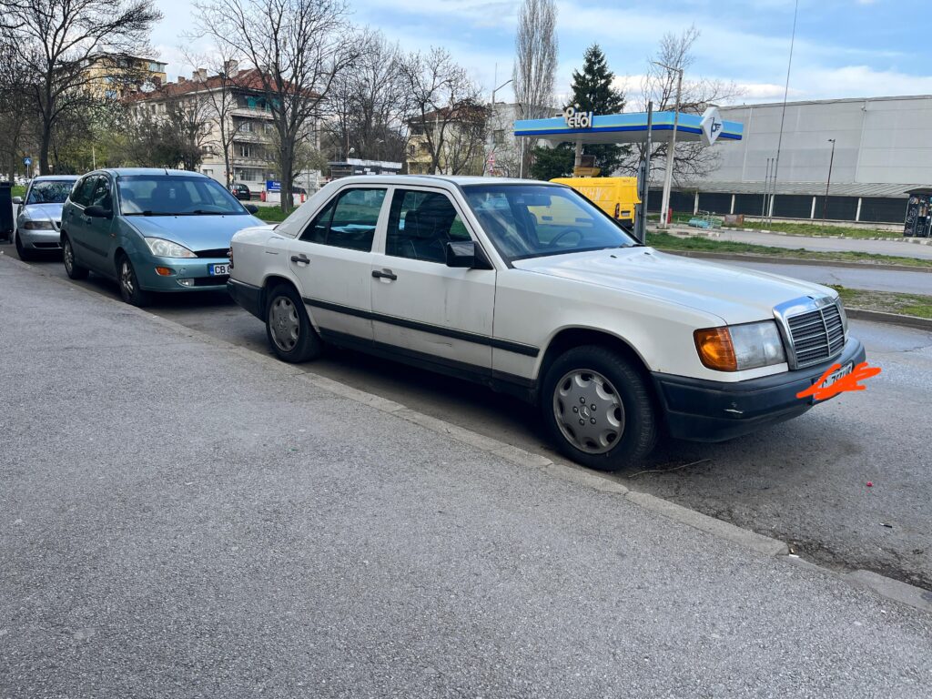 Thought this old Benz looked kinda cool