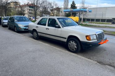 Thought this old Benz looked kinda cool