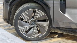 Lynk &  Co 08 side accents