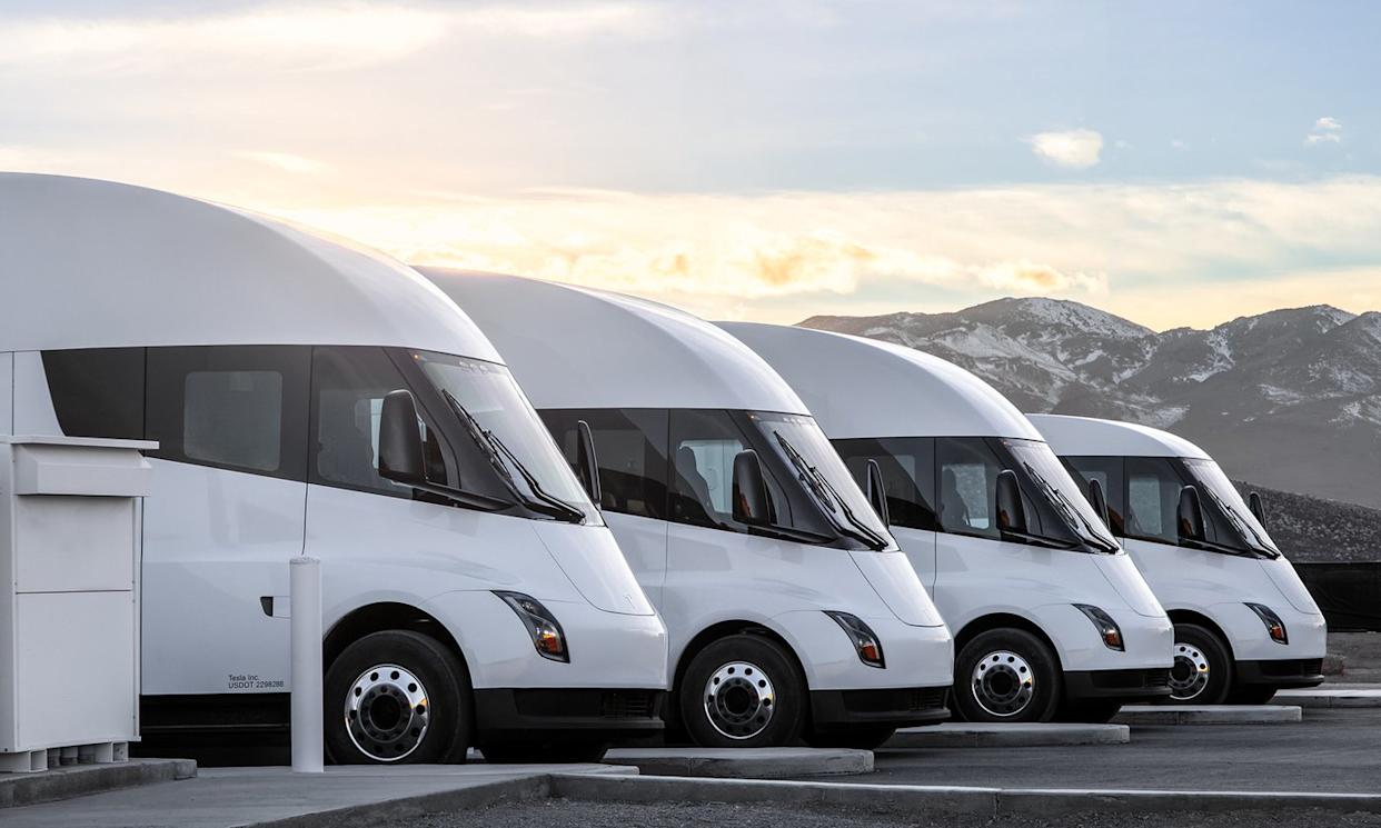 Tesla Semis lined up on pavement