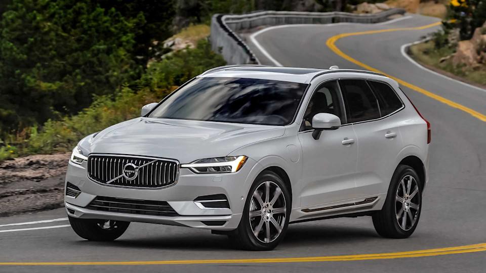 Dynamic front 3/4 shot of a white 2017 Volvo XC60 T8 Inscription.