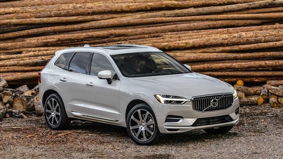 Static front 3/4 shot of a gray 2017 Volvo XC60 T8 Inscription.